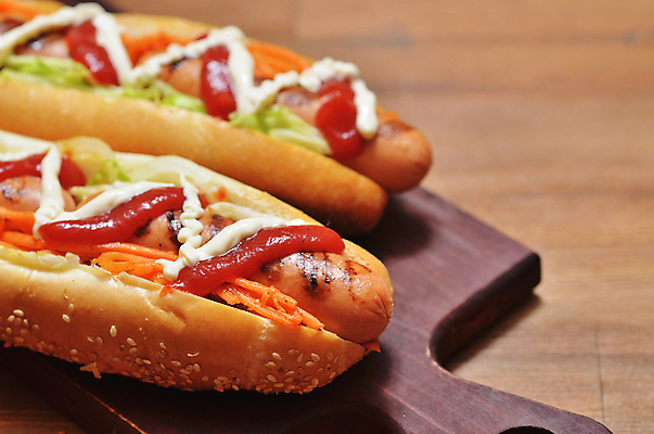 포토 JPG 해외이미지 실내 사람없음 두개 소시지 케첩 핫도그 마요네즈 나무도마 나무배경 해외202004 해외포토 음식 백그라운드 2 도마 패스트푸드 내부 목재 소스_음식 가공식품 파일형식 이미지허브