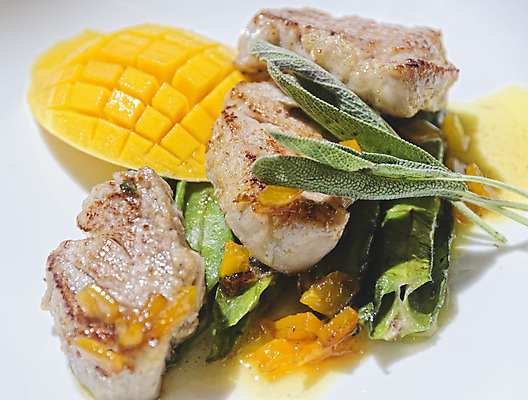 포토 JPG 해외이미지 접시 음식 육류 돼지고기 동양인 사람없음 초록색 노란색 식사 저녁식사 신선 자르기 망고 해외202004 해외포토 식기 컬러 식재료 모션 인종 열대과일 파일형식 이미지허브