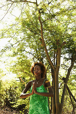 포토 JPG 해외이미지 나무 라이프스타일 여자 흑인 자연 휴식 한명 야외 세로 검은색 사진촬영 명상 해외202004 해외포토 서양인 식물 1 컬러 컨셉 사람 생활 촬영 생태계 파일형식 이미지허브