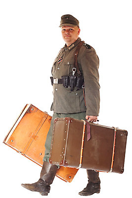 포토 JPG 해외이미지 전신 백인 1 얼굴 백그라운드 가방 한명 성인 컵 빨간색 세로 갈색 여행가방 검은색 수확 흰색 역사 출발 복고 군용 병정 고립 보병 옛날 적 해외202004 해외포토 서양인 식기 잡화 컬러 컨셉 농업 군대 사람 신체부위 파일형식 이미지허브