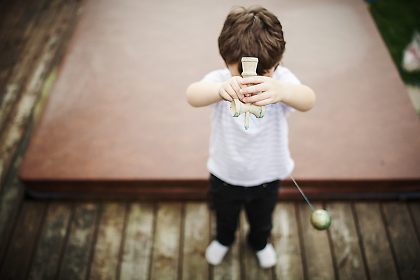 포토 JPG 해외이미지 백인 남자 어린이 놀이 기술 한명 소년 야외 장난감 해외202004 해외포토 서양인 1 사람 파일형식 이미지허브