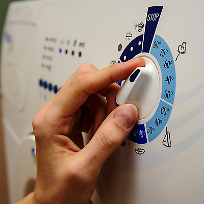 포토 JPG 해외이미지 손 손가락 주택 건강 사람없음 디지털 기계 장비 흰색 씻기 빨래 온도 다이얼 세탁기 제어 해외202004 해외포토 컬러 가사 건물 신체부위 청결 가전제품 파일형식 이미지허브