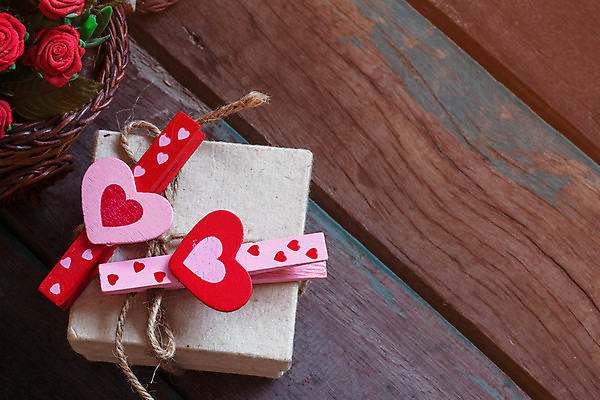 포토 JPG 해외이미지 모양 기념일 꽃 컨셉 탁자 휴가 실내 발렌타인데이 선물 사랑 사람없음 목재 빨간색 상자 장미 바구니 우주 꽃병 축제 놀람 공백 수확 하트 축하 인사 생일 날짜 오브젝트 복고 돌봄 옛날 정물화 카피스페이스 해외202004 해외포토 나무 식물 감정 컬러 가구 농업 재료 모션 데이이벤트 표정 이벤트 내부 예절 그림 파일형식 이미지허브