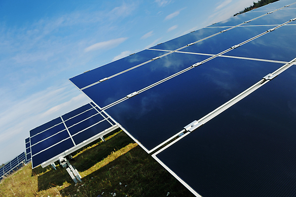 포토 JPG 해외이미지 주간 구름 하늘 근접촬영 사람없음 야외 반사 태양에너지 집열판 해외202004 해외포토 자연요소 뷰포인트 그린에너지 파일형식 이미지허브