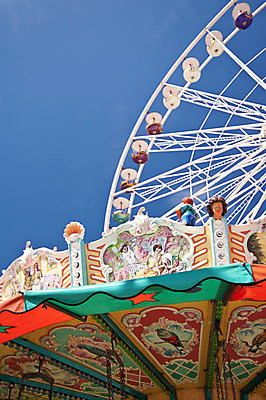 포토 JPG 해외이미지 주간 행복 휴식 사람없음 야외 파란색 맑음 놀이공원 주말 대관람차 회전목마 해외202004 해외포토 자연요소 감정 컬러 컨셉 날씨 테마파크 놀이기구 파일형식 이미지허브