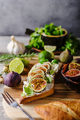 포토 JPG 해외이미지 음식 빵 조각 백그라운드 과일 유리 탁자 치즈 샌드위치 육류 요리 풍경 사람없음 목재 빨간색 파란색 파티 식당 와인 흰색 시골 신선 바게트 정상 허브 메뉴 유기농 잔치 무화과 프랑스어 바이오 뷔페 방식 해외202004 해외포토 나무 식물 문자 웰빙 컬러 가구 식재료 재료 재질 유제품 주류 이벤트 상점 파일형식 이미지허브