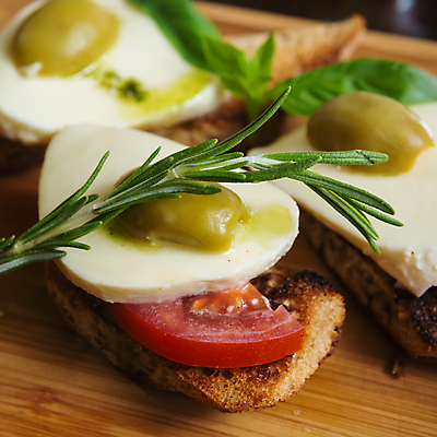 포토 JPG 해외이미지 전통 접시 음식 빵 다이어트 토마토 채소 탁자 치즈 샌드위치 건강 마늘 요리 사람없음 목재 빨간색 초록색 식사 저녁식사 이탈리아 샐러드 흰색 신선 체리 맛 그릴 아침식사 바게트 지중해 먹기 허브 카나페 올리브 토스트 바질 점심식사 모짜렐라치즈 브루스케타 카프레제 개조 해외202004 해외포토 나무 식물 식기 열매 유럽 바다 컬러 가구 컨셉 과일 재료 모션 주방용품 유제품 서양음식 파일형식 이미지허브
