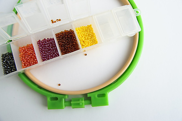 포토 JPG 해외이미지 디자인 여자 행복 조각 백그라운드 패턴 오렌지 목걸이 미술 사람 취미 사람없음 빨간색 초록색 파란색 세트 보라색 장비 흰색 컨테이너 바느질 보석 구슬 자수 재단 핸드메이드 해외202004 해외포토 감정 산업 컬러 무늬 과일 장신구 문화예술 광석 파일형식 이미지허브