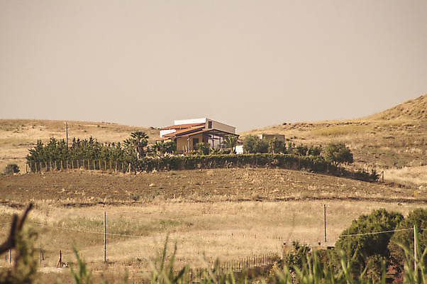 포토 JPG 해외이미지 나무 구름 유럽 아시아 도로 여행 밭 농업 건축양식 자연 하늘 아침 산 주택 동양인 풍경 사람없음 야외 건물 초록색 여름 파란색 농장 마을 계곡 봄 이탈리아 시골 숲 땅 언덕 내추럴 산악지대 해외202004 해외포토 주간 자연요소 식물 건축물 계절 건축 나라 산업 길 컬러 교통시설 인종 생태계 파일형식 이미지허브