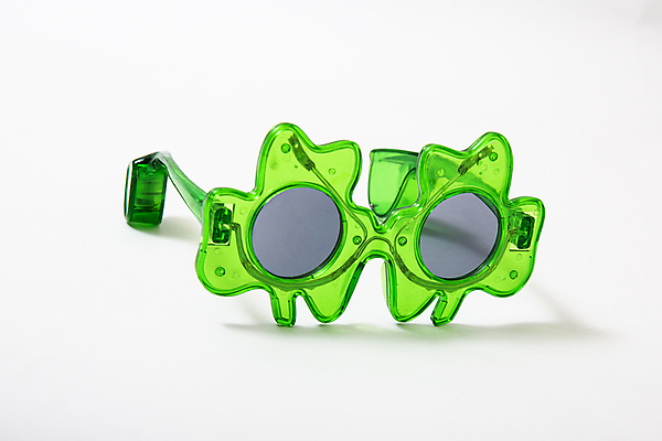 포토 JPG 해외이미지 행복 문화 안경 백그라운드 잎 휴가 기념 이벤트 사람없음 초록색 선글라스 파티 유행 축제 기쁨 흰색 축하 최고 행운 클로버 그늘 시원함 플라스틱 오브젝트 싱글 디스코 펑키 아일랜드 대각선 감탄 고립 스타일 표현성 해외202004 해외포토 식물 잡화 감정 유럽 선 음악 컬러 컨셉 재질 춤 파일형식 이미지허브