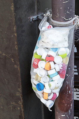 포토 JPG 해외이미지 산업 가방 사람없음 초록색 물 파란색 컬러풀 노란색 환경 재활용 흰색 쓰레기 폐기물 플라스틱 에코 낭비 생태학 중고 해외202004 해외포토 자연요소 잡화 교육 컬러 컨셉 재질 친환경 파일형식 이미지허브