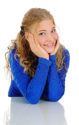 포토 JPG 해외이미지 백인 1 응시 여자 한명 웃음 사람 성인 파란색 금발 카메라 흰색 길이 팔꿈치 유일 해외202004 해외포토 서양인 헤어스타일 시선 컬러 표정 신체부위 전자제품 팔 파일형식 이미지허브