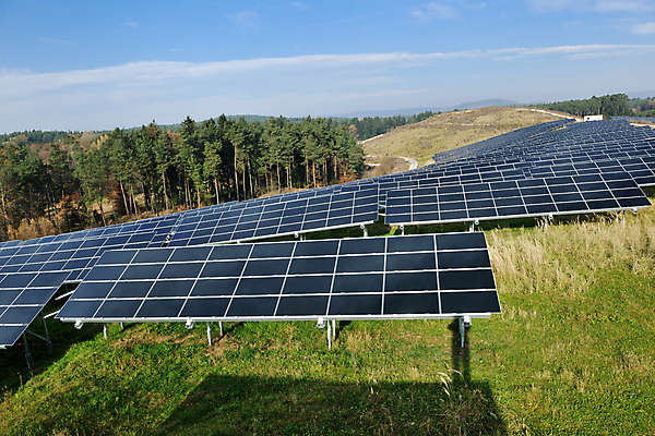 포토 JPG 해외이미지 주간 구름 하늘 잔디 사람없음 야외 숲 태양에너지 집열판 해외202004 해외포토 자연요소 식물 그린에너지 파일형식 이미지허브