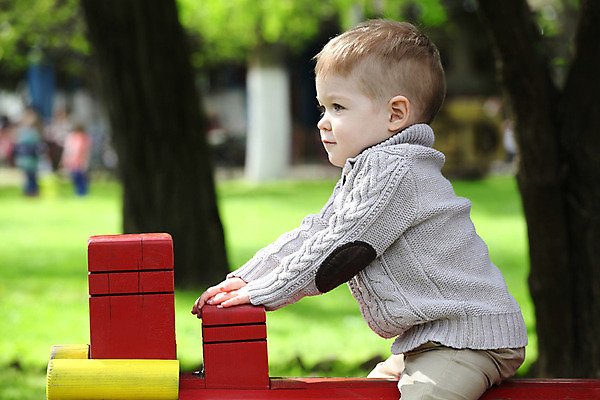 포토 JPG 해외이미지 백인 1 라이프스타일 공원 행복 감정 얼굴 어린이 포즈 장난 자연 놀이 한명 사람 앉기 소년 야외 초록색 장난감 봄 유치원 기쁨 흰색 표현 달콤 놀이터 스웨터 양모 걸음마 해외202004 해외포토 서양인 계절 공공시설 교육 남자 컬러 상의 모션 생활 신체부위 직물 맛 생태계 파일형식 이미지허브