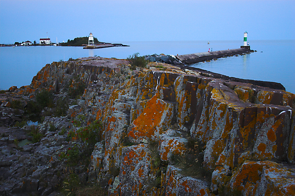 포토 JPG 해외이미지 구름 호수 여행 오렌지 하늘 휴가 휴식 주택 등대 풍경 사람없음 물 파란색 빛 반사 마을 미국 일몰 바위 흰색 만 파편 야간 저녁 북쪽 네비게이션 우수 화강암 해외202004 해외포토 자연요소 컬러 컨셉 북아메리카 과일 건물 노을 암석 돌_바위 방향 절기 파일형식 이미지허브