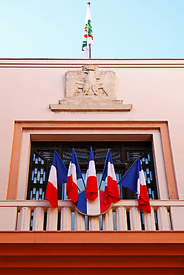 포토 JPG 해외이미지 외관 사람없음 건물 장식 축제 프랑스 깃발 봉 전국 많음 해외202004 해외포토 건축물 유럽 컨셉 파일형식 이미지허브