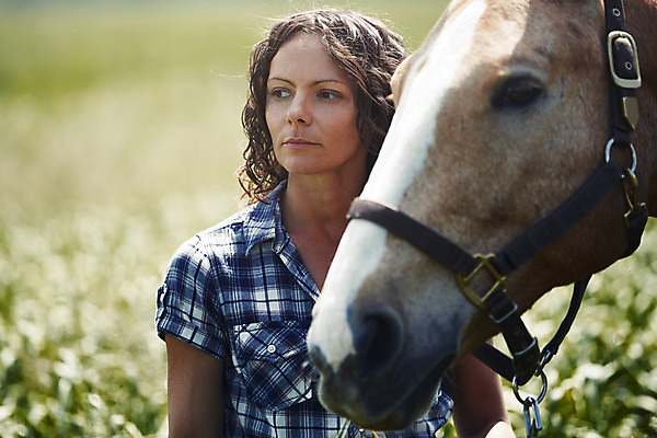 포토 JPG 해외이미지 동물 백인 1 라이프스타일 여자 행복 포유류 관계 함께함 사랑 한명 사람 야외 가로 반려동물 갈색 머리 가축 목장 우정 기쁨 시골 심플 주말 주인 돌봄 방목장 진짜 초식 해외202004 해외포토 서양인 감정 컬러 컨셉 모션 생활 신체부위 친구 파일형식 이미지허브