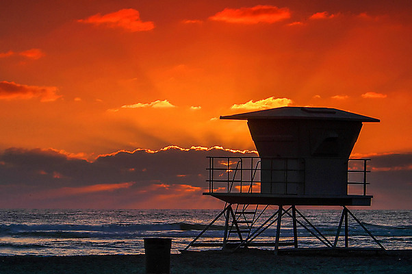 포토 JPG 해외이미지 구름 바다 포즈 건축양식 풍경 사람없음 야외 물 일몰 광선 캘리포니아 태평양 안전요원 판잣집 해외202004 해외포토 자연요소 건축 주택 노을 미국 파일형식 이미지허브