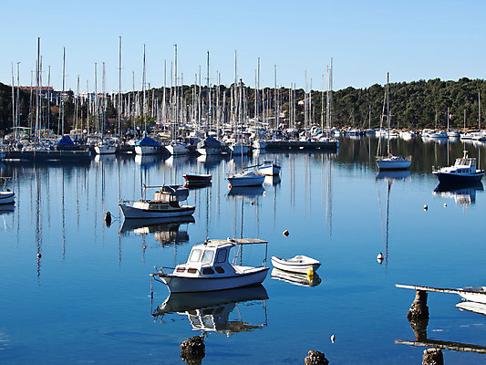 포토 JPG 해외이미지 해외 유럽 바다 여행 요트 하늘 휴가 항해 사람없음 물 파란색 햇빛 태양 항구 맑음 바 보트 스페인 지중해 포트 해외202004 해외포토 자연요소 나라 컬러 배_교통 교통시설 날씨 파일형식 이미지허브