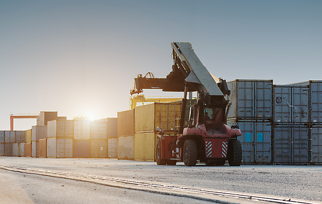 포토 JPG 해외이미지 산업 바다 이동 패턴 비즈니스 교통시설 모션 자동차 사람없음 빨간색 햇빛 쌓기 금속 항구 일몰 트럭 화물 표현 업무 배달원 몸무게 컨테이너 창고 기중기 상업 리프트 수납 짐차 포트 무거움 트레일러 지게차 물류 수입 해외202004 해외포토 직업 육상교통 컬러 교통 컨셉 무늬 재질 태양 노을 운송업 작업 중장비 무게 시설 파일형식 이미지허브
