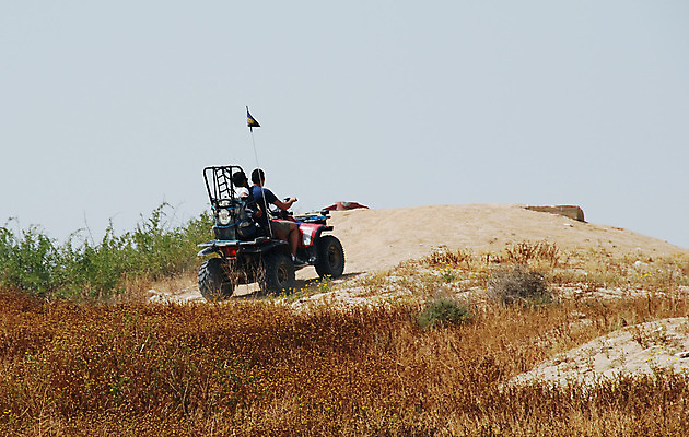 포토 JPG 해외이미지 남자 도로 모래 스포츠 포즈 교통시설 모션 자연 휴가 사람 사람없음 야외 노란색 힘 경쟁 운전 사막 오토바이 시골 레이싱 바퀴 황무지 위험 땅 속도 흥분 먼지 지역 진흙 추적 달리기선수 오프로드 해외202004 해외포토 감정 길 컬러 교통 컨셉 시합 바이크 시설 생태계 육상선수 파일형식 이미지허브