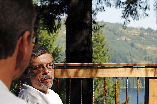 포토 JPG 해외이미지 나무 백인 남자 안경 호수 50대 자연 친절 수염 대화 사람 앉기 성인 야외 두명 검은색 듣기 회색 흰색 집중 청각 관심 주목 철책 해외202004 해외포토 서양인 식물 잡화 컬러 중년 컨셉 모션 말하기 생태계 파일형식 이미지허브