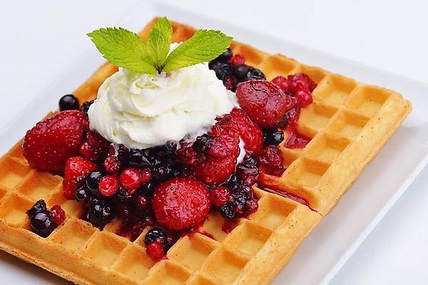 포토 JPG 해외이미지 스튜디오촬영 접시 딸기 아이스크림 사람없음 달콤 크림 블루베리 산딸기 블랙베리 와플 해외202004 해외포토 식기 과일 디저트 실내 맛 파일형식 이미지허브