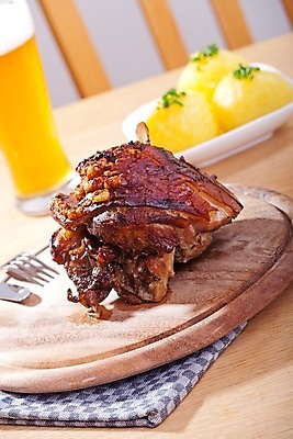 포토 JPG 해외이미지 전통 접시 음료 음식 포크 탁자 뼈 감자 맥주 육류 돼지고기 요리 사람없음 목재 갈색 식사 돼지 칼 밀 굽기 먹기 심플 후추 입가심 바이에른 해외202004 해외포토 나무 식기 컬러 가구 채소 식재료 재료 포유류 모션 곡류 주류 독일 구이 향신료 파일형식 이미지허브