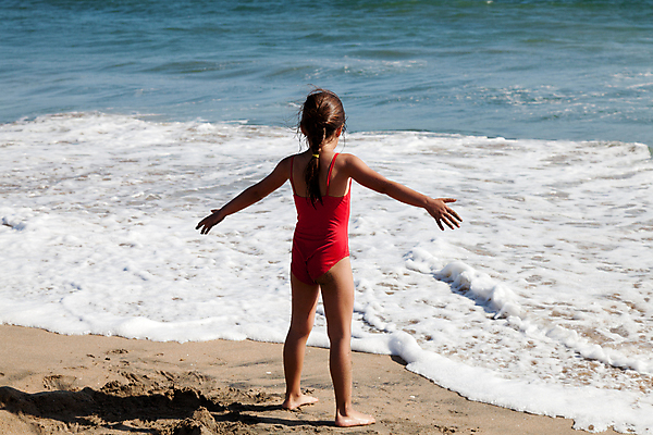 포토 JPG 해외이미지 백인 여자 수영복 행복 어린이 모래 파도 바다 장난 가족 자연 놀이 휴가 건강 한명 사람 인종 야외 빨간색 물 달리기 운동 봄 젖음 흰색 작음 땅 흥분 해외202004 해외포토 자연요소 서양인 1 옷 계절 감정 컬러 관계 모션 크기 생태계 파일형식 이미지허브