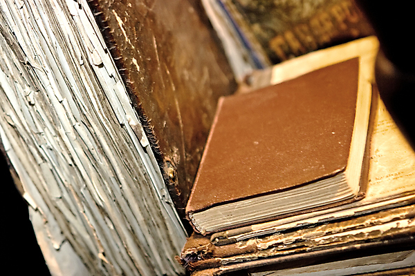 포토 JPG 해외이미지 교육 종이 텍스트 선반 사람없음 책 스터디 갈색 노란색 쌓기 골동품 덮개 오픈 중세 가장자리 도서관 다발 수집 교과서 문서 복고 문학 찢어짐 사전 흙더미 구식 옛날 지능 출판 해외202004 해외포토 컬러 가구 모션 교재 학습 흙 뚜껑 역사 둘레 파일형식 더미 이미지허브