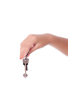 포토 JPG 해외이미지 손 여자 백그라운드 컨셉 비즈니스 손가락 성공 열쇠 새로움 아파트 주택 선물 안전 사람 사람없음 판매 세일 문 금속 흰색 반지 잡기 오픈 재산 구매 은색 중개인 피부 오브젝트 주기 기회 보안 주인 대출 고립 옛날 진짜 해외202004 해외포토 직업 컬러 장신구 모션 재질 건물 신체부위 금융 쇼핑 파일형식 이미지허브