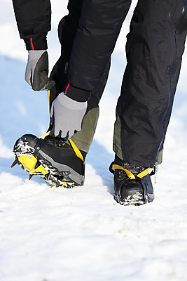 포토 JPG 해외이미지 주간 손 남자 신발 겨울 산 한명 사람 성인 야외 앞모습 등산 트래킹 하이킹 장비 추위 하반신 잡기 오르기 등산화 산악가 아이젠 착용 하이커 성인남자한명만 설산 해외202004 해외포토 자연요소 1 계절 뷰포인트 여행 모션 레저 신체부위 등산용품 남자한명만 성인남자만 파일형식 이미지허브
