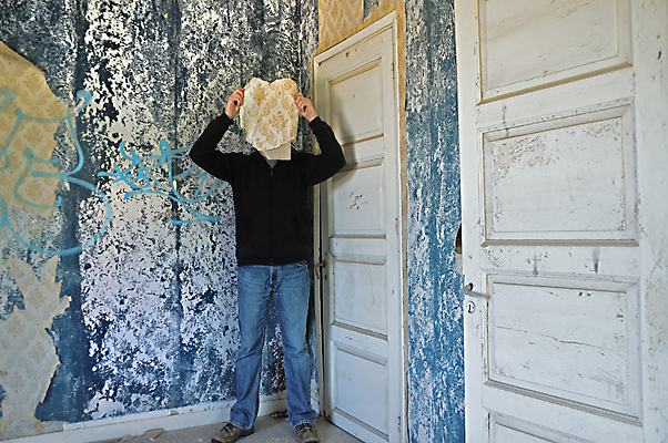 포토 JPG 해외이미지 남자 종이 얼굴 벽 꽃무늬 건축양식 상상 벽지 날씨 주택 가면 한명 사람 내부 건물 숫자 머리 문 페인트 손상 방 수확 도시 시간 얼룩 버리기 고민 폐허 복고 과거 찢어짐 숨김 무인 썩음 옛날 파멸 해외202004 해외포토 문자 1 건축물 건축 꽃 감정 컨셉 무늬 농업 모션 신체부위 파일형식 소멸 이미지허브