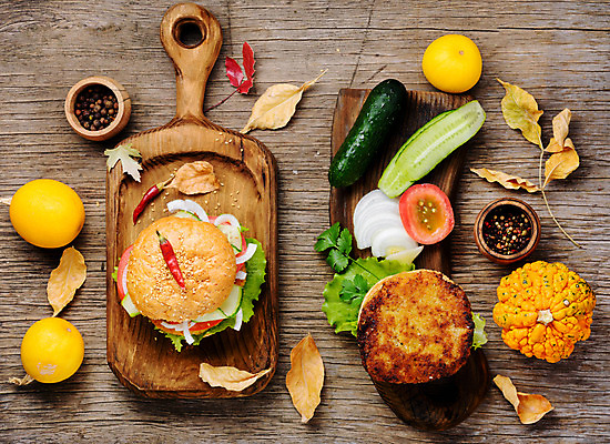 포토 JPG 해외이미지 음식 다이어트 토마토 채소 탁자 호박 양파 오이 도마 패스트푸드 샌드위치 건강 식이요법 사람없음 컬러풀 식사 저녁식사 샐러드 햄버거 가을 시골 신선 맛 상추 허브 속도 스쿼시 길거리음식 번 치즈버거 핸드메이드 해외202004 해외포토 식물 계절 빵 스포츠 컬러 가구 컨셉 주방용품 구기 인스턴트 파일형식 이미지허브