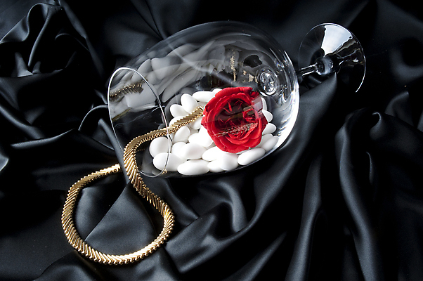 포토 JPG 해외이미지 꽃 결혼 팔찌 유리 발렌타인데이 사랑 사람없음 귀걸이 반지 아내 황금 보석 에메랄드 다이아몬드 꽃가루 약혼 루비 해외202004 해외포토 식물 감정 장신구 데이이벤트 재질 이벤트 광석 가루 약속 파일형식 이미지허브