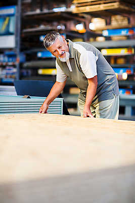 포토 JPG 해외이미지 백인 직업 손 남자 산업 셔츠 비즈니스 공장 노동자 바닥 주택 실내 한명 사람 성인 내부 건물 목재 상점 장비 흰색 도구 공구 업무 수리 널 안전모 종업원 목수 측정 목공예 고정 DIY 건축업자 계약자 수목 조작 해외202004 해외포토 서양인 나무 1 건축물 건축 컬러 상의 재료 공업 취미 신체부위 작업 헬멧 안전장비 공예 계약 파일형식 이미지허브