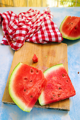 포토 JPG 해외이미지 계절 음식 조각 다이어트 과일 탁자 수박 씨앗 사람없음 목재 빨간색 초록색 여름 파란색 햇빛 수확 시골 신선 달콤 맛 멜론 자르기 묘사 상쾌 유기농 복고 건강식 내추럴 숙성 식용 해외202004 해외포토 나무 식물 웰빙 감정 컬러 가구 컨셉 농업 재료 모션 건강 태양 파일형식 이미지허브