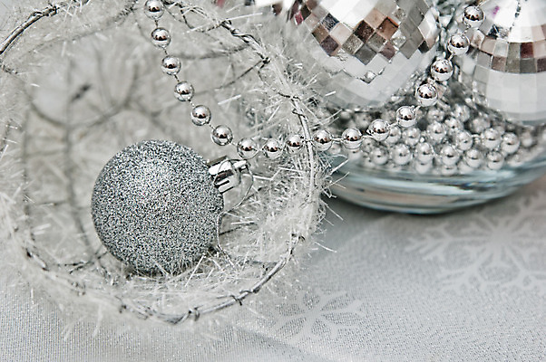 포토 JPG 해외이미지 전통 디자인 계절 백그라운드 크리스마스 겨울 패턴 공 유리 추상 휴가 새로움 기념 매달리기 선물 사람없음 장식 빛 컬러풀 장난감 축제 기쁨 추위 흰색 축하 소나무 원형 신용카드 그룹 닫기 은색 연도 구슬 공상 블러 여의주 해외202004 해외포토 도형 나무 기념일 감정 컬러 컨셉 무늬 모션 재질 금융 파일형식 이미지허브