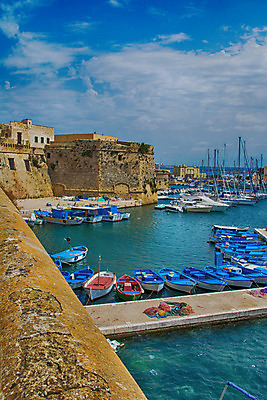 포토 JPG 해외이미지 바다 건축양식 파노라마 사람없음 여행객 항구 이탈리아 도시 보트 해안도시 포트 남쪽 바로크 해외202004 해외포토 건축 유럽 배_교통 교통시설 촬영기법 사람 방향 파일형식 이미지허브