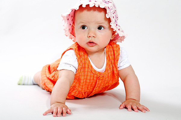 포토 JPG 해외이미지 드레스 딸 행복 얼굴 어린이 바닥 한명 사람 유행 기쁨 흰색 표현 아기 작음 걸음마 돌봄 천진난만 유일 해외202004 해외포토 1 옷 감정 컬러 컨셉 가족 모션 신체부위 크기 파일형식 이미지허브