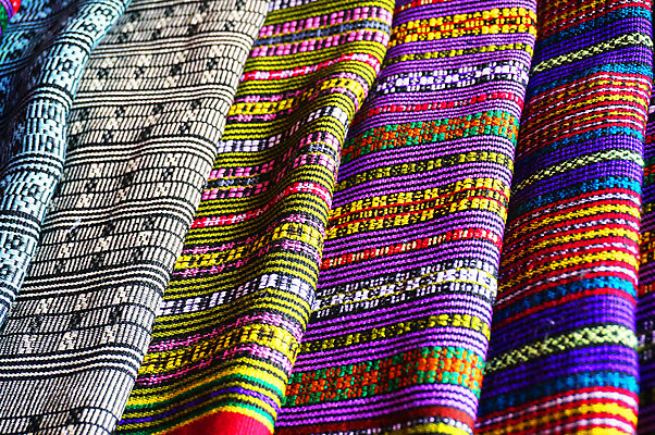 포토 JPG 해외이미지 전통 드레스 산업 무지개 미술 사람없음 세트 컬러풀 유행 세일 쌓기 상점 직물 그룹 시장 우아함 쇼핑몰 공예 오브젝트 모음 흙더미 강렬 많음 해외202004 해외포토 자연요소 옷 컬러 컨셉 모션 문화예술 취미 흙 파일형식 더미 이미지허브