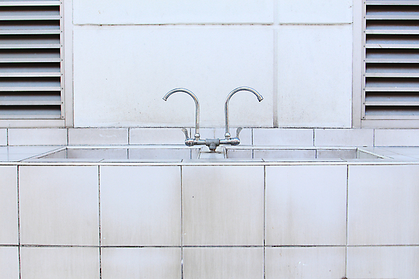 포토 JPG 해외이미지 음료 백그라운드 주택 사람없음 물 금속 젖음 흐름 수확 흰색 액체 떨어짐 빨래 수도꼭지 그런지 옛날 위생관리 해외202004 해외포토 자연요소 컬러 컨셉 가사 농업 재질 관리 건물 파일형식 이미지허브