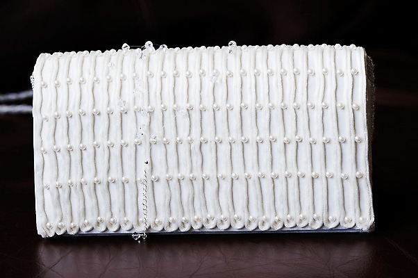 포토 JPG 해외이미지 결혼 결혼식 사람없음 장식 유행 핸드백 흰색 축하 화려 지갑 보석 묘사 스타일 해외202004 해외포토 컬러 컨셉 가방 이벤트 광석 파일형식 이미지허브