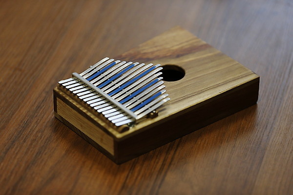 포토 JPG 해외이미지 전통 문화 음악 아프리카 타악기 여러명 사람없음 목재 갈색 금속 소리 엄지손가락 골동품 흰색 기구 못 오브젝트 박 남쪽 내추럴 고립 멜로디 뮤지컬 옛날 해외202004 해외포토 나무 나라 악기 컬러 다수 재료 손가락 재질 문화예술 사람 공구 방향 파일형식 이미지허브