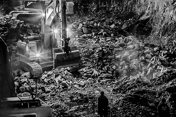 포토 JPG 해외이미지 산업 도로 지구 사람없음 힘 기계 장비 업무 야간 굴착기 발굴 국자 짐차 해외202004 해외포토 자연요소 길 교통시설 자동차 주방용품 작업 중장비 파일형식 이미지허브