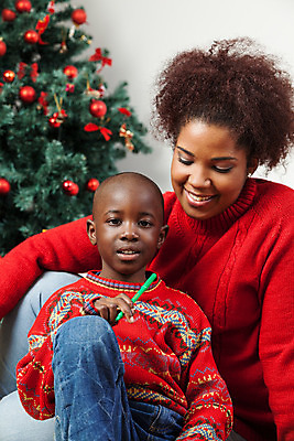 포토 JPG 해외이미지 모델 전통 응시 계절 여자 행복 어린이 크리스마스 2 가족 엄마 아파트 주택 사랑 미소 사람 앉기 소년 성인 두명 세로 산타클로스 카메라 검은색 축제 방 흰색 축하 재산 편지 리빙 옛날 해외202004 해외포토 시선 기념일 남자 감정 컬러 컨셉 관계 모션 표정 건물 금융 전자제품 파일형식 이미지허브