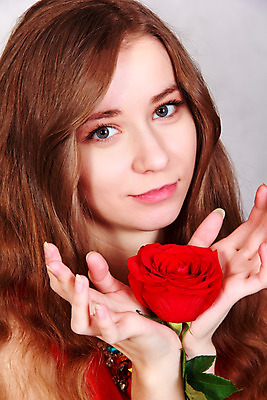 포토 JPG 해외이미지 백인 모델 여자 꽃 유럽 휴가 발렌타인데이 선물 사랑 한명 빨간색 빛 장미 갈색 유행 놀람 흰색 축하 잡기 오픈 날짜 성자 만족 꽃봉오리 쇼 부드러움 스타일 해외202004 해외포토 서양인 식물 1 감정 나라 종교 컬러 컨셉 모션 데이이벤트 표정 사람 감각 파일형식 이미지허브