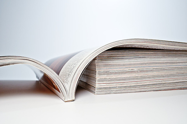 포토 JPG 해외이미지 교육 종이 비즈니스 실내 사람없음 쌓기 정보 덮개 기록 뉴스 가장자리 도서관 잡지 인쇄 큼 다발 읽기 롤 페이지 언론 모금 접기 출판 해외202004 해외포토 모션 내부 간행물 뚜껑 둘레 크기 파일형식 이미지허브