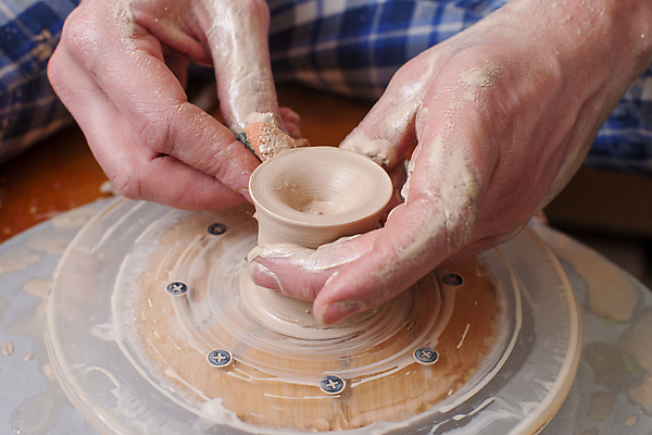 포토 JPG 해외이미지 손 손가락 기술 창조 미술 사람없음 컵 꽃병 젖음 터치 엄지손가락 조끼 업무 바퀴 항아리 도자기 원형 작업실 사발 던지기 성형수술 제조 냄비 집중 서식 함선 만들기 점토 진흙 장인 조형 주인 수공예 곰팡이 도예가 두더지 압력 핸드메이드 해외202004 해외포토 도형 직업 식기 꽃 컨셉 배_교통 모션 문화예술 신체부위 외투 작업 사기그릇 수술 솥 공예 파일형식 이미지허브