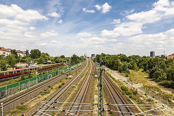 포토 JPG 해외이미지 계절 유럽 여행 건축양식 통신 교통시설 하늘 독일 사람없음 빨간색 여름 도시풍경 기차 도시 역 정상 타운 베를린 동쪽 해외202004 해외포토 건축 나라 육상교통 컬러 교통 대중교통 풍경 방향 시설 파일형식 이미지허브